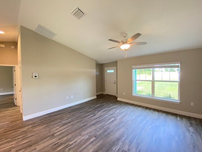 Building Photo - Custom Home - Desirable SE Ocala Neighborh...