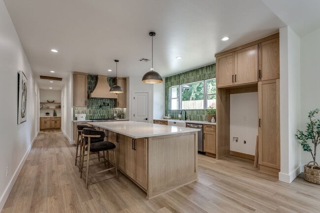 Building Photo - Warm, Modern & Welcoming — Beautiful 4 Bed, 3 Bath New Build