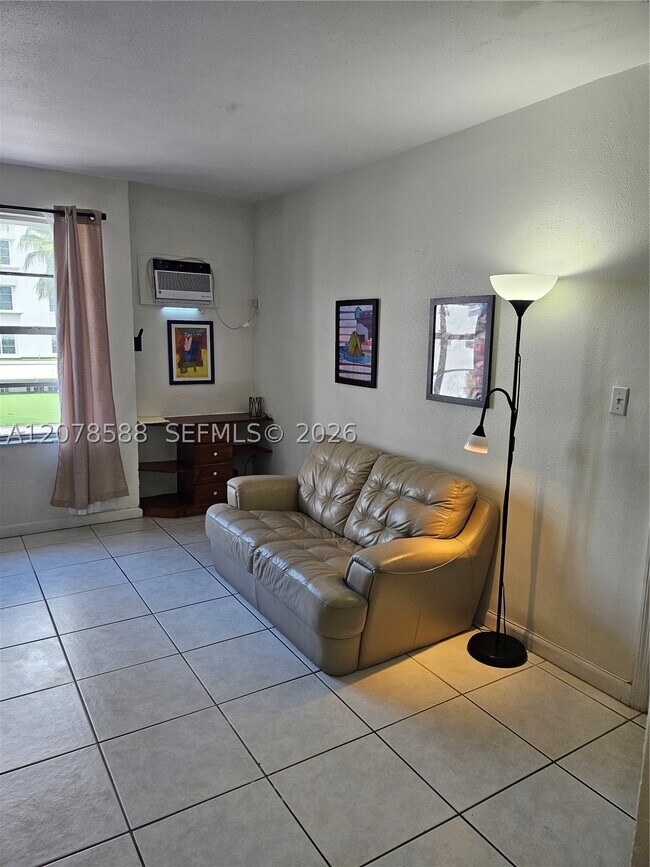 Building Photo - 3030 Collins Ave