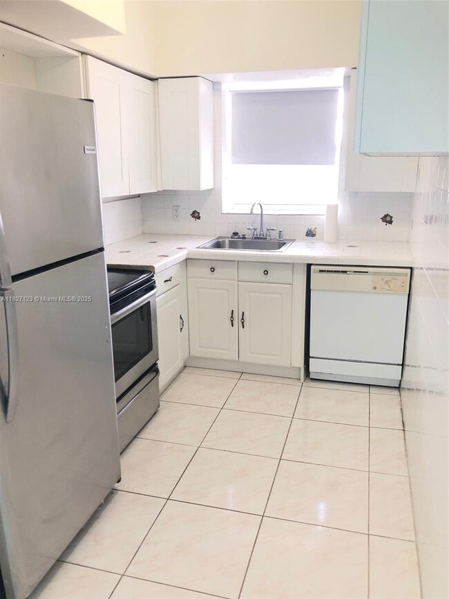 Building Photo - 462 Golden Isles Dr