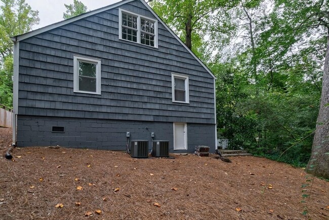 Building Photo - 781 Courtenay Dr NE