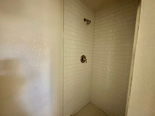 Building Photo - AVAILABLE NOW!