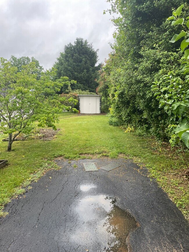 Building Photo - 4 BR 3 BA house on corner lot