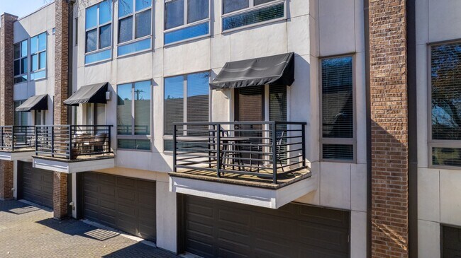 Building Photo - 2 Bed Option in East Dallas Townhome off Greenville Lakewood Neighborhood