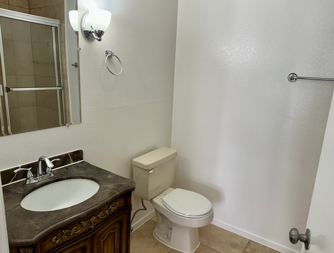 Building Photo - Beautiful Renovated 1 Bed/1 Bath Condo with Many Upgrades! Pool & Gym on Site! Central AC!
