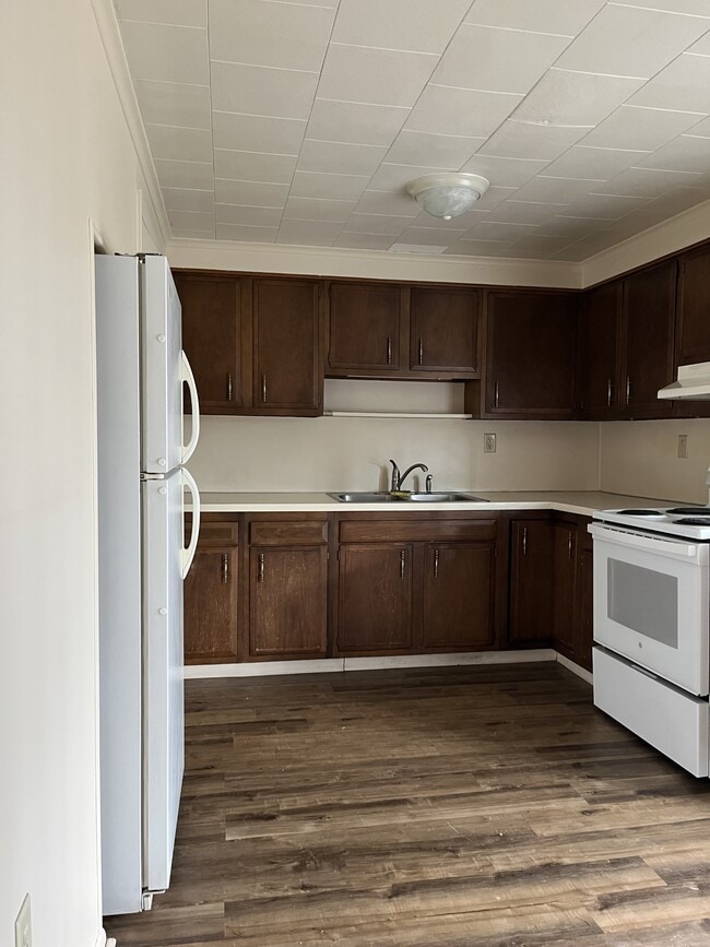 Building Photo - 611 Lincoln Way W