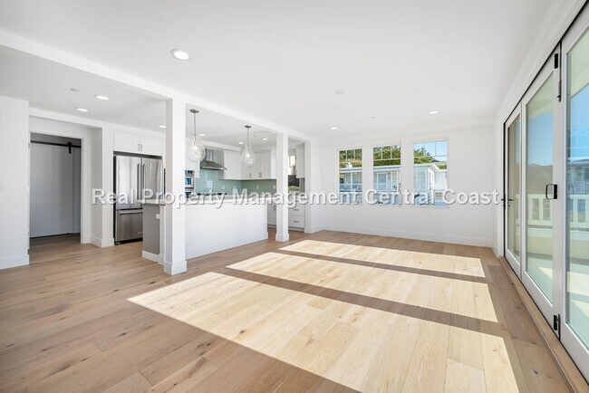 Building Photo - AVAILABLE OCTOBER  - Stunning Townhome in ...
