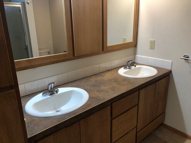 Building Photo - 2-bedroom 2-bathroom duplex with 2 garages in Eugene!