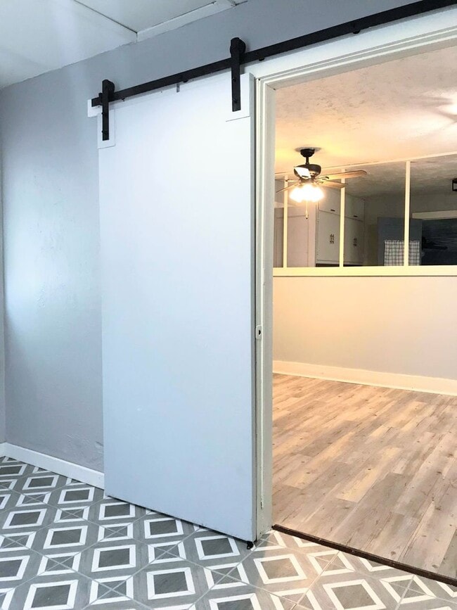 Building Photo - Clean 2 bedroom home