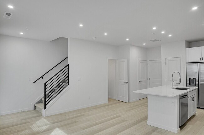 Building Photo - $2,350- 3 Bed 2.5 Bath Townhome in CO Springs with Central AC, and In Unit Laundry!