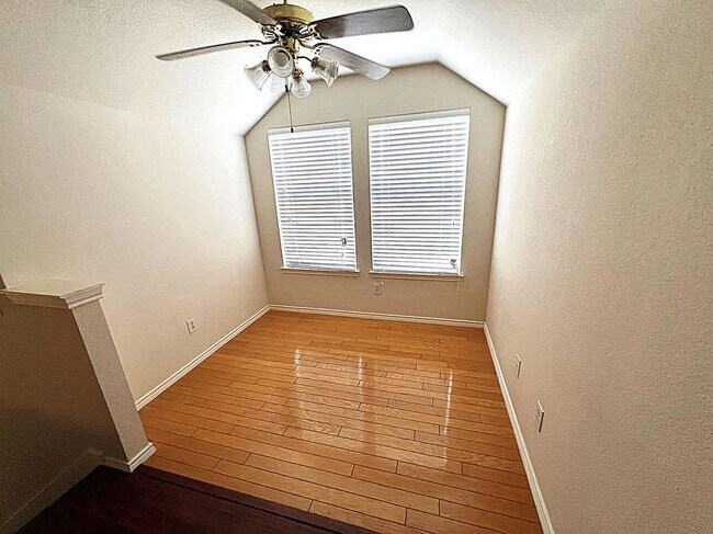 Building Photo - 525 Waterview Dr