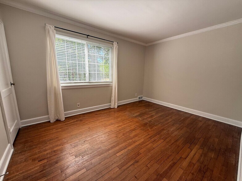 Building Photo - 2625 Greenbrier Rd