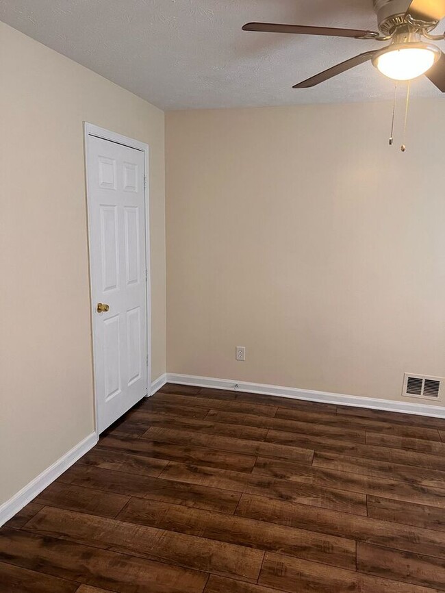 Building Photo - Three Bedroom Townhome Unit