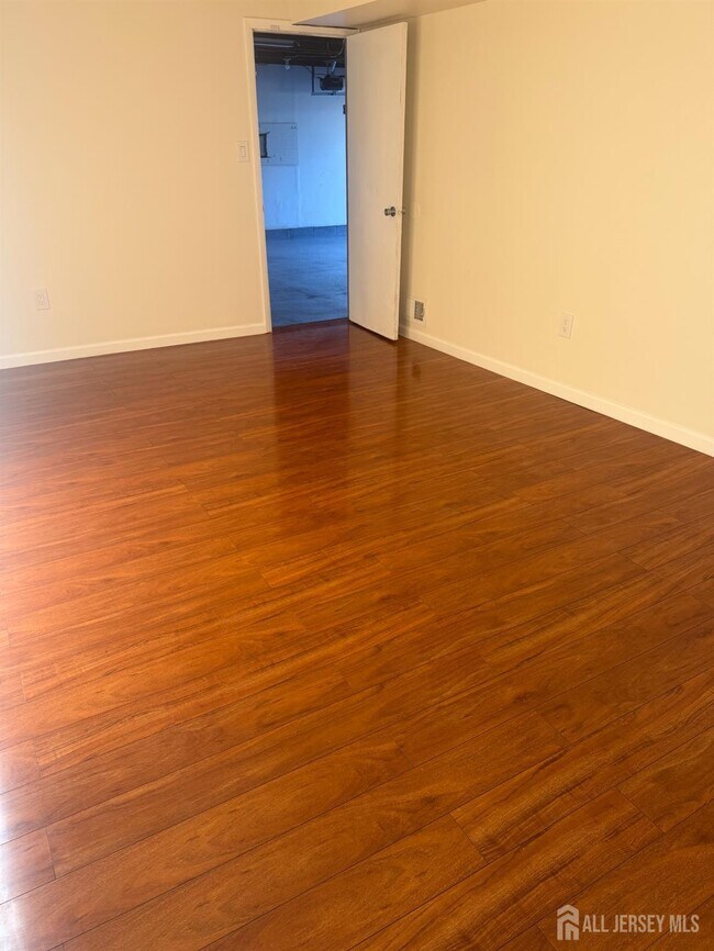 Building Photo - 13 Oakwood Dr