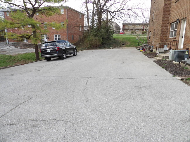 Building Photo - 902 Plaza Dr