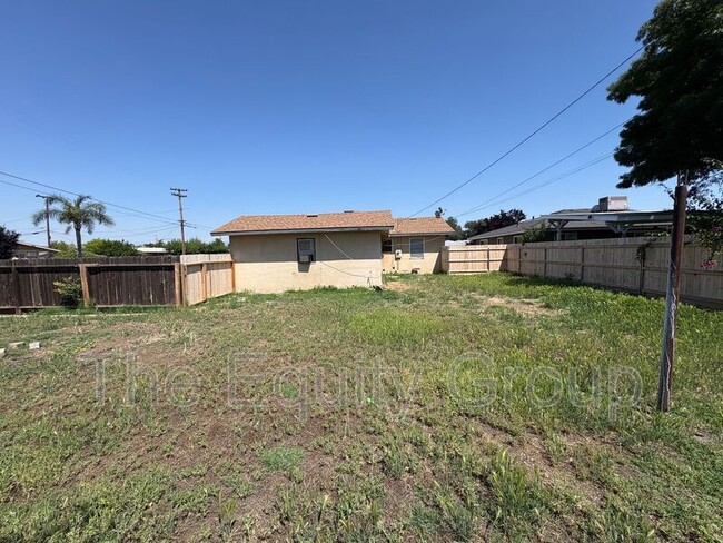 Building Photo - 495 N Perry Ave