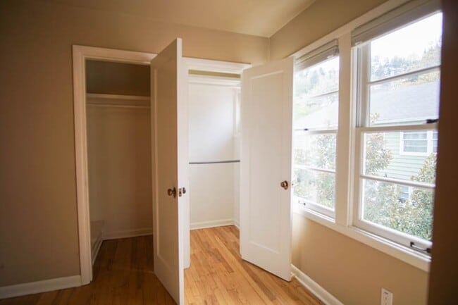 Building Photo - In the Heart of NW-Mid-Century 2Bdr Lives Like a Little House!