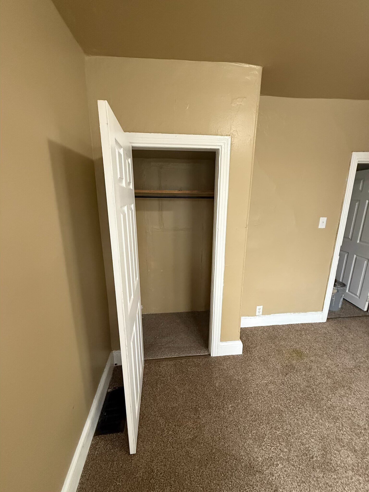 bedroom - 803 N DuPont St