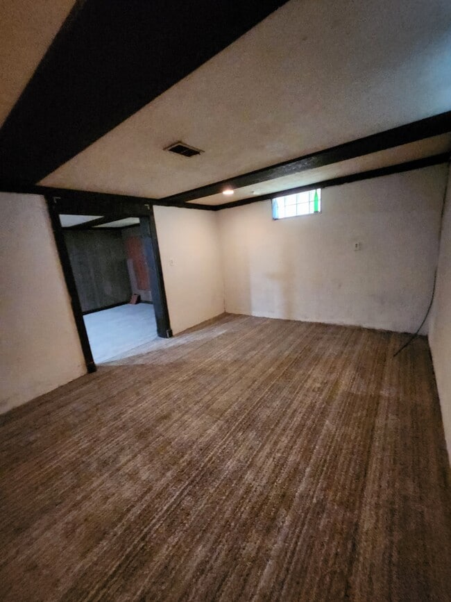 Building Photo - 2116 W Kettelle St