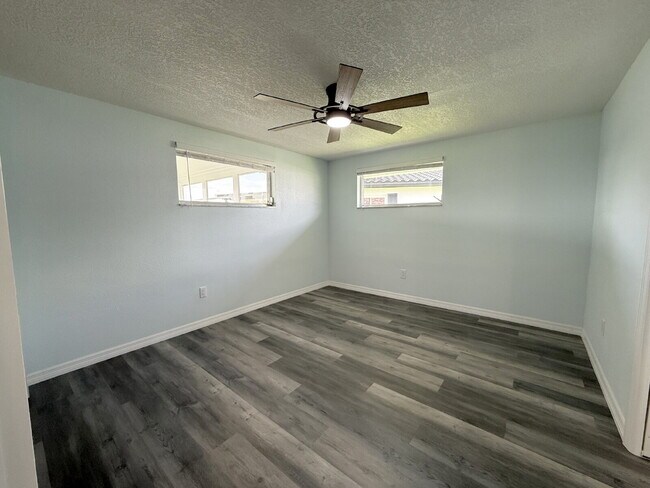 Building Photo - "Charming 2-Bed, 2-Bath Oasis with 1334 Sq Ft in New Port Richey!"