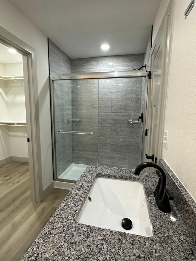 Building Photo - BRAND NEW 3 Bed 2 Bath in WAYNESVILLE - FOR RENT