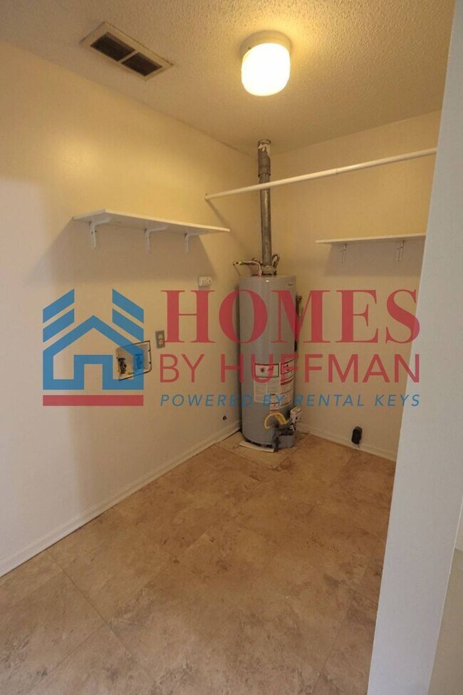 Building Photo - Two Bedroom House