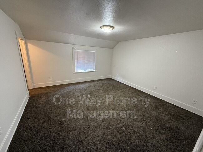 Building Photo - 1023 13th Ave