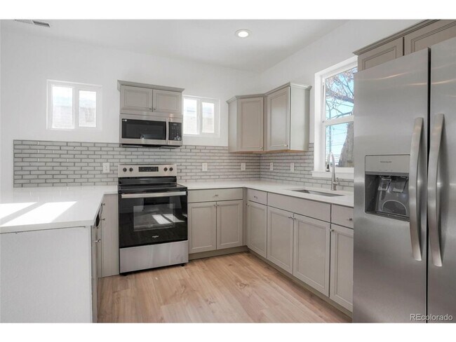 Building Photo - Spacious 2 Bed 2.5 Bath in the heart of Baker!