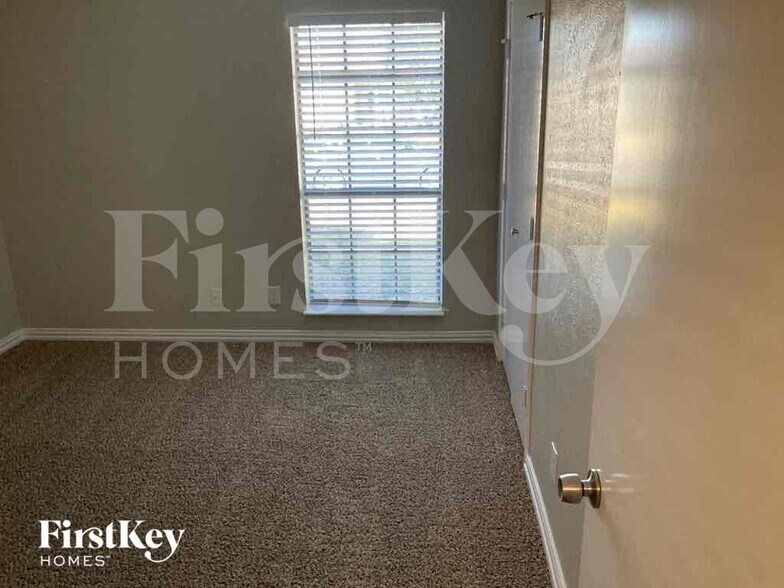 Building Photo - 1005 Loving Trail