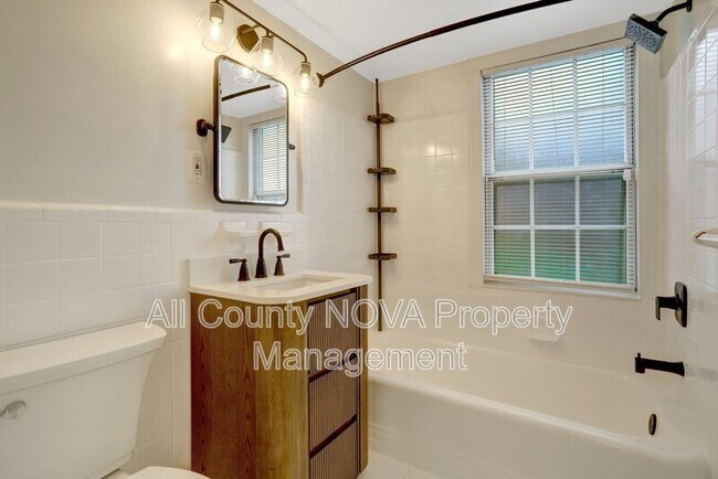 Building Photo - 2405 Arlington Blvd