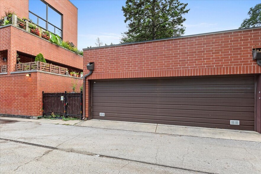 Building Photo - 2018 W Chase Ave