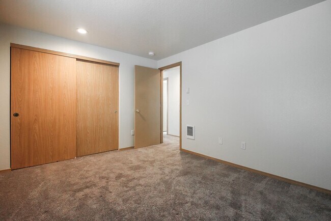 Building Photo - 2743 SW Jasmine Pl
