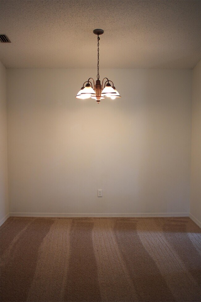 Building Photo - 232 Riverbend Dr