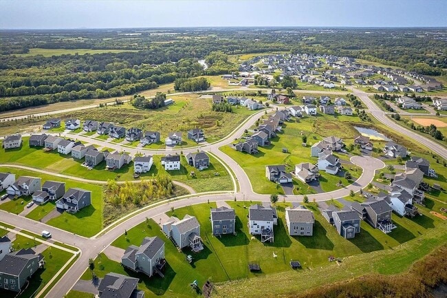 Building Photo - 4 bed house available in otsego!