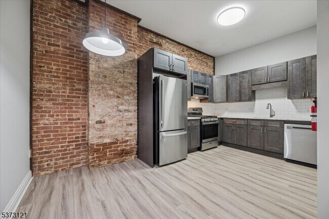 Building Photo - 28 W Main St