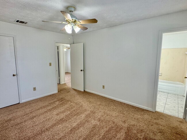 Building Photo - 3-Bedromm 2.5 bath with the Perfect Mix of...