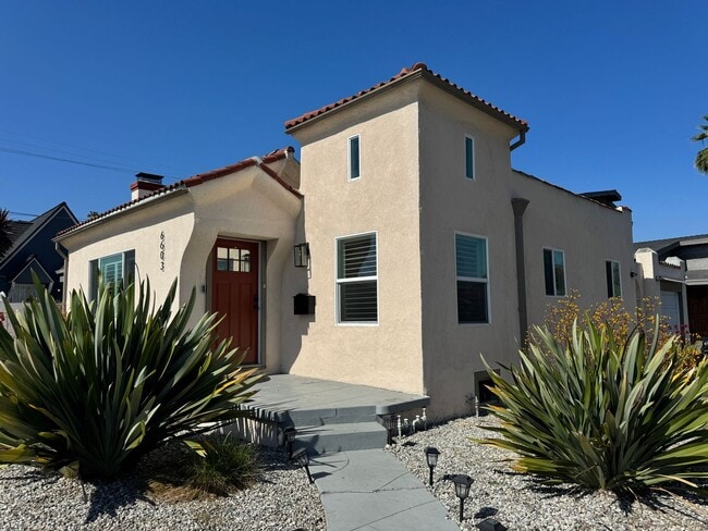 Building Photo - Freshly Renovated 2bd 2ba House