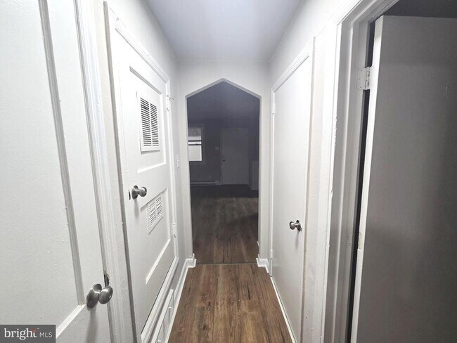 Building Photo - 2120 E Cheltenham Ave