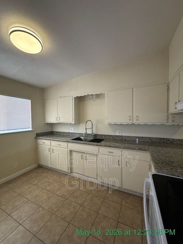 Building Photo - 1140 W Tulare Ave