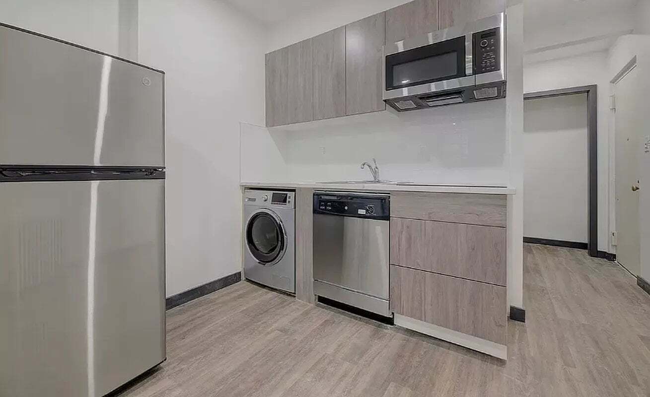 Building Photo - 439 W 46th St