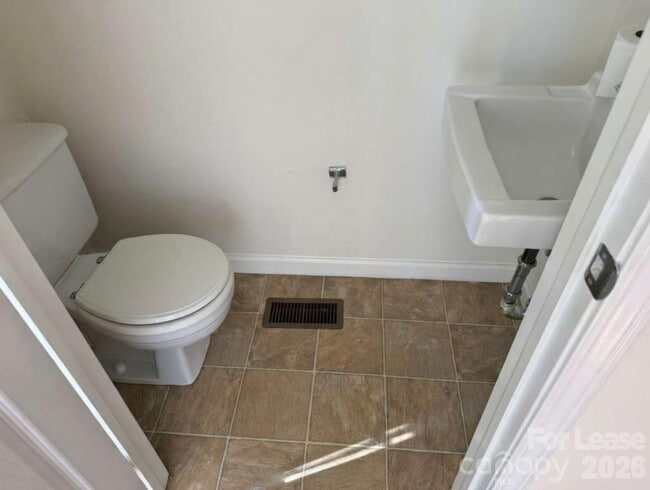 Building Photo - 9432 Lexington Cir