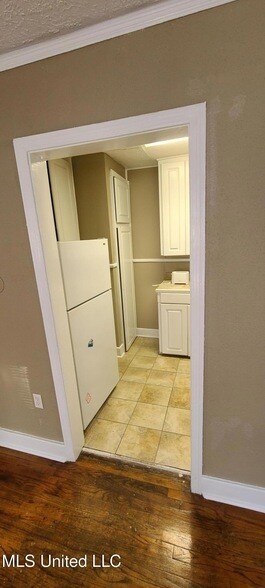 Building Photo - 327 Decelle St