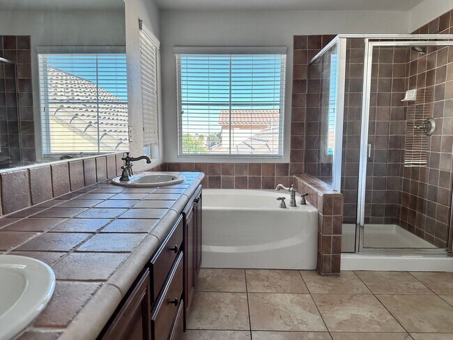 Building Photo - 4 bedroom and 3 full bathroom, 1 Bedroom a...
