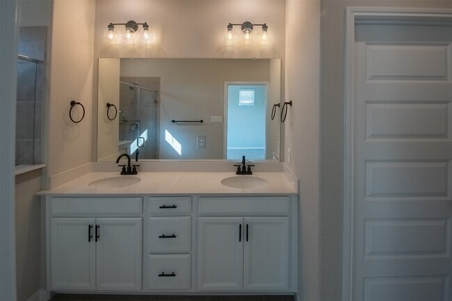 Building Photo - 16018 Oregon Oak Dr