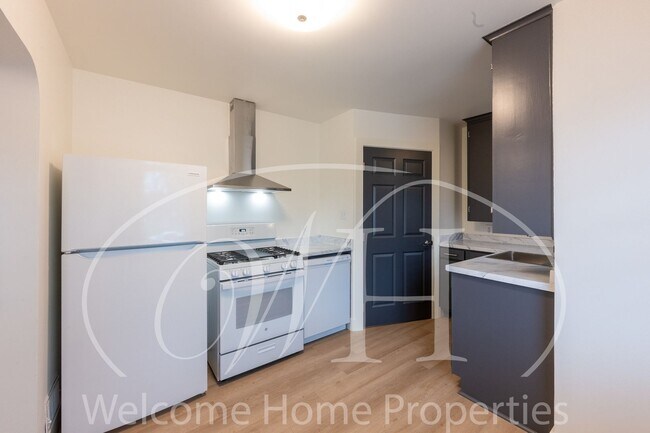 Building Photo - 427 E Pine St