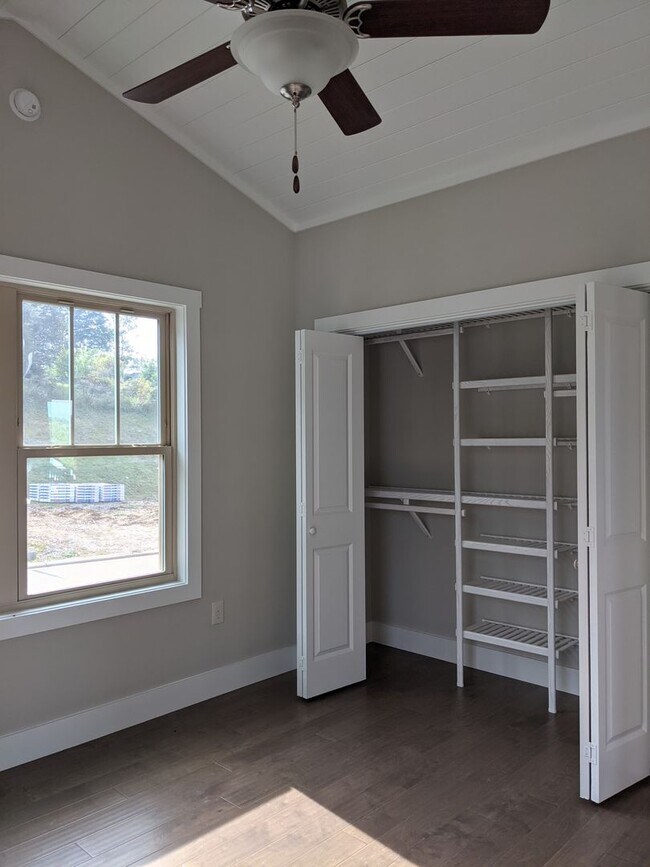 Building Photo - Weaverville Rental!