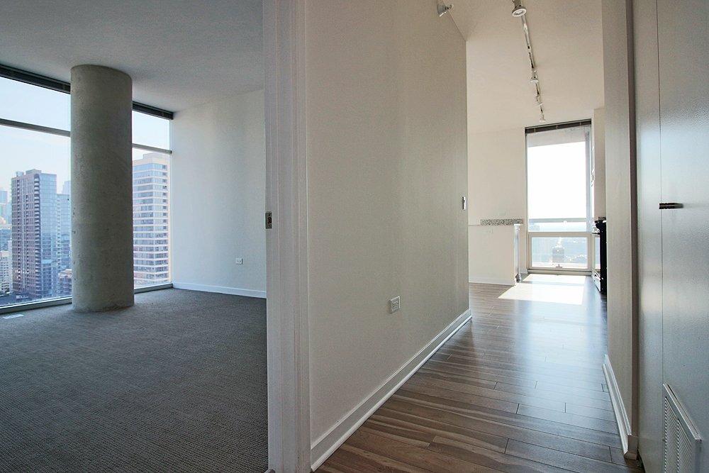 Building Photo - 814 N La Salle Dr