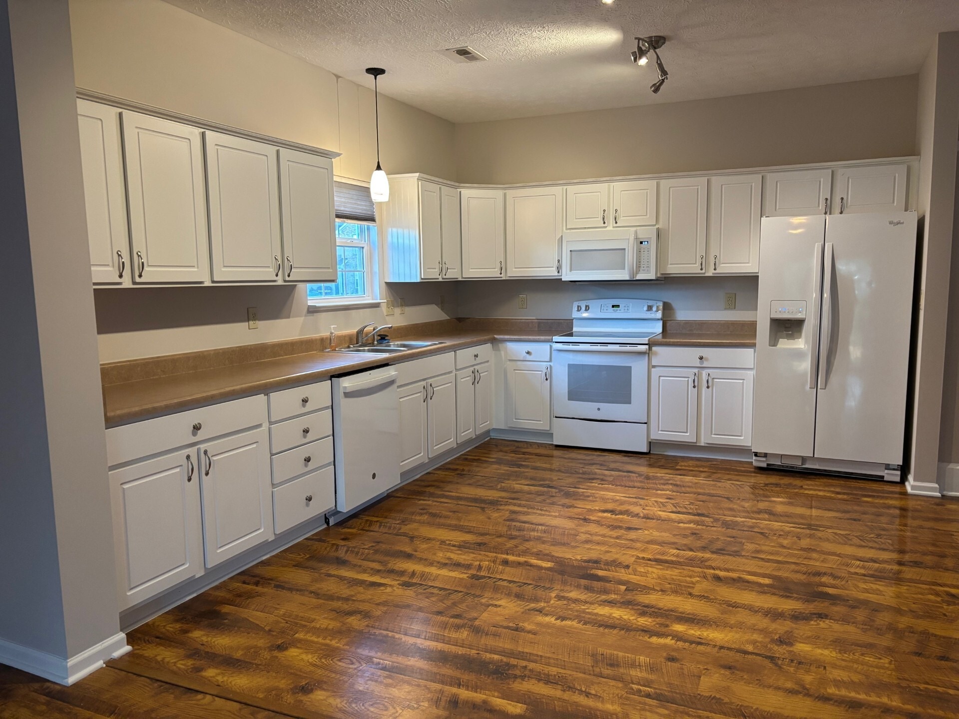 Kitchen opens to family room - 11266 Black Gold Dr