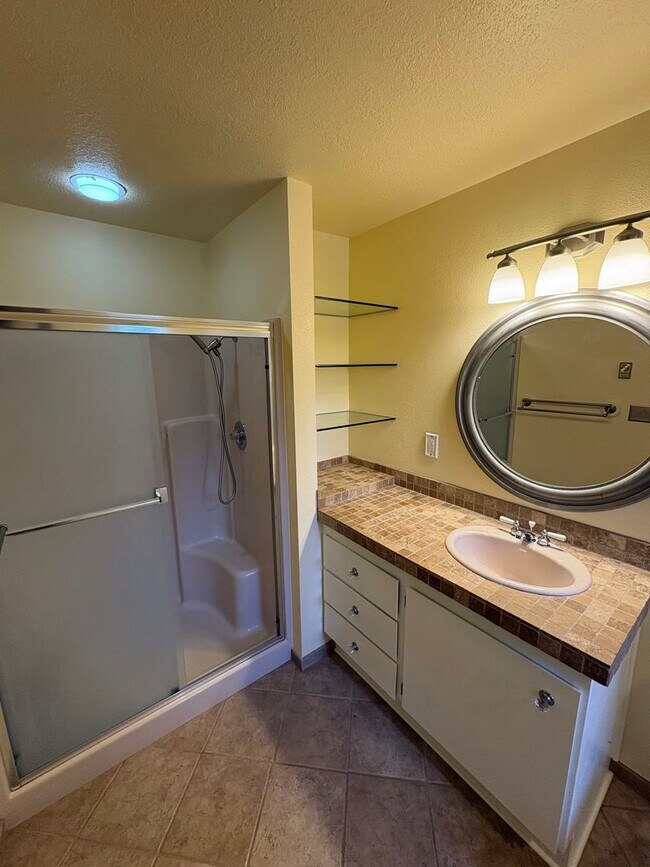 Building Photo - 2 Bed/2.5 Bath Townhome with Garage, Pool and Tennis Court