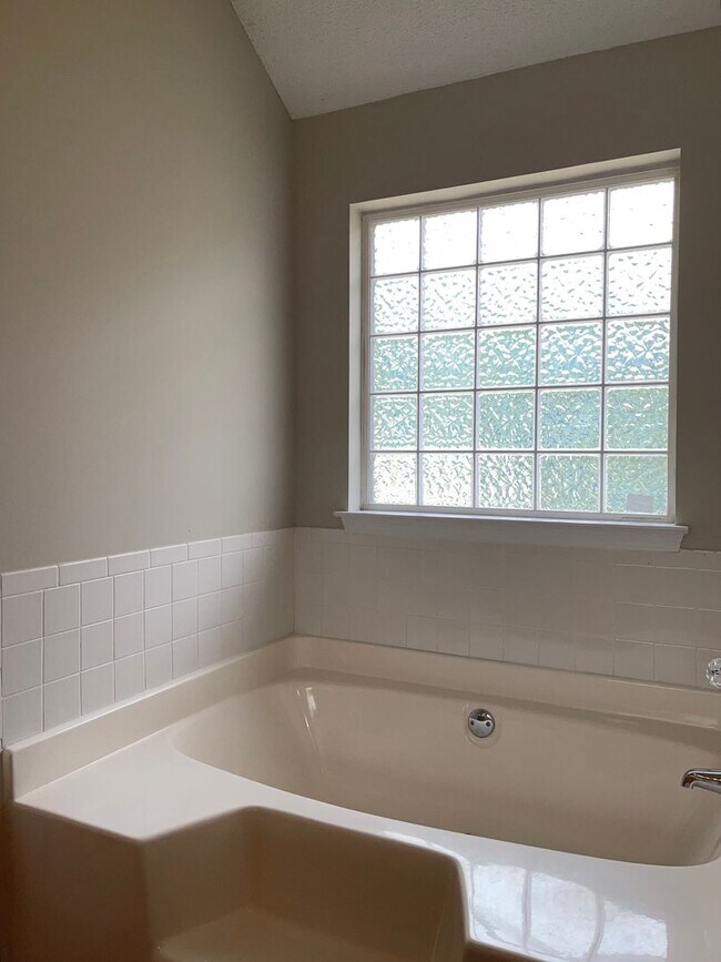 Building Photo - Updated, Spacious Brick Ranch in Great Neighbrorhood!